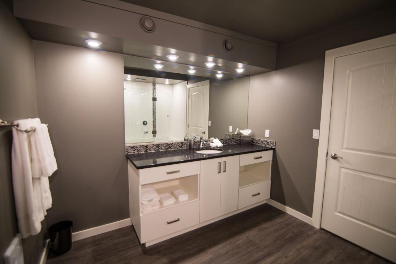 Clipperton Suite By Revelstoke Vacations Bagian luar foto
